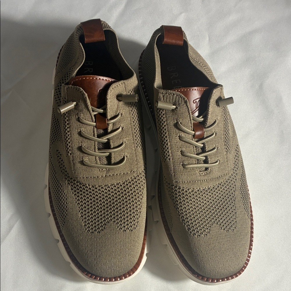Men’s cloth Oxford shoes size 42 euro size 8 1/2 US. New with dust bag.